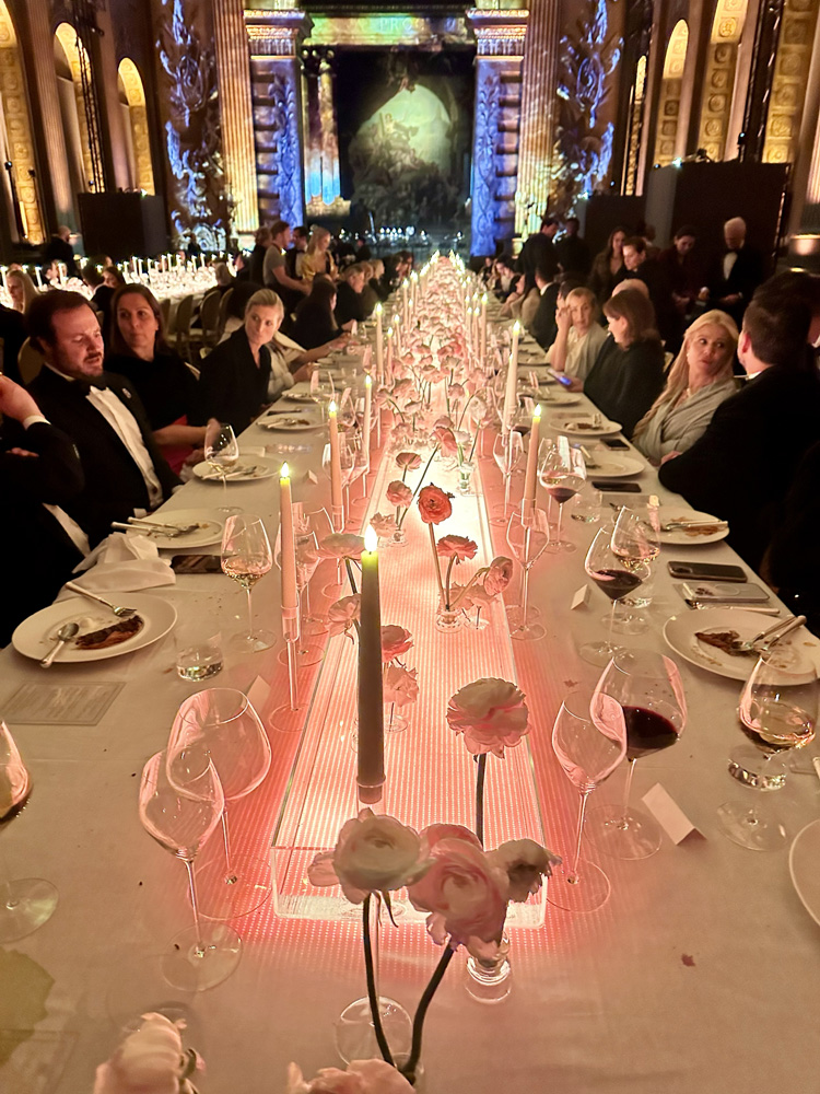 Column uplight warm during dinner